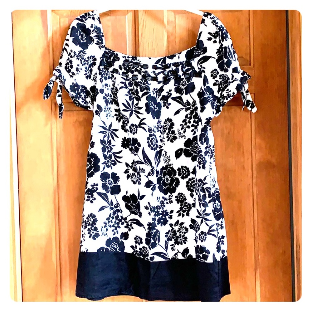 Adorable embellished black and white tunic...